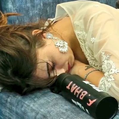 Itsme__tyagi's profile picture. Alive, but not really living...✧
