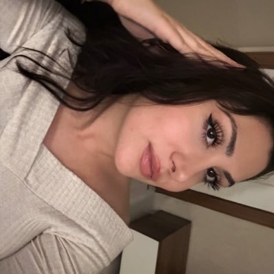 louderthanv's profile picture. tuhaf ve rahatsız edici olmaya devam edeceğim 🧘♀️