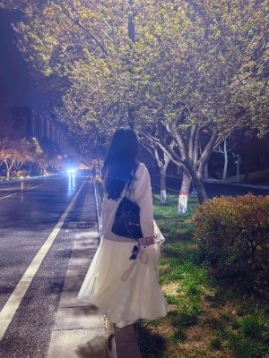 FernWhisperb's profile picture. 一人で歩く夜道、でも不思議と安心🌌🚶‍♀️