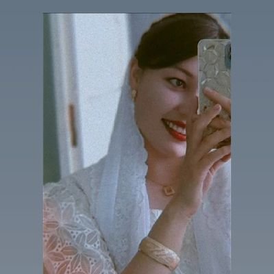 AngelaMirzaii's profile picture. حوصله کن
صبح که باران آمد
همهٔ ما
زیرِ فوارهٔ گل سرخ
نماز خواهیم خواند.🤍