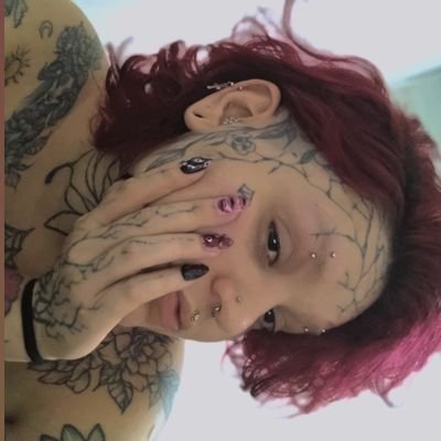 Lishotroste's profile picture. Não sou lúdica, sem noção alguma de lateralidade. Me falta estratégia, me contradigo & não tenho compromisso nenhum com a coerência 🤙🏼