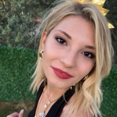 astrologhira's profile picture. 