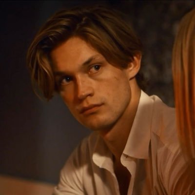 connellwaIdron's profile picture. are we just ghosts entwined in the red light or are all of us strangers?