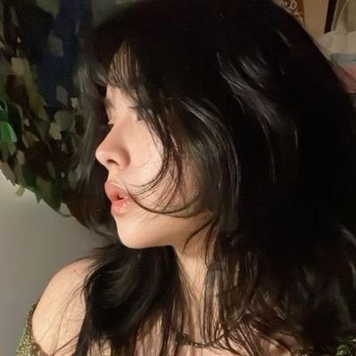 astoldbyfi's profile picture. look away.