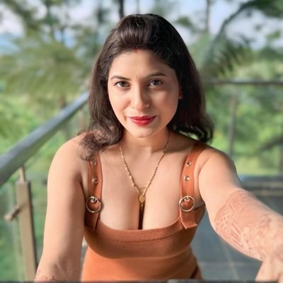renuchandrareal's profile picture. क्यूट तो बचपन से थी पहले आंटियों को लगती थी... अब उनके बेटों को....!!🤭⏳😆