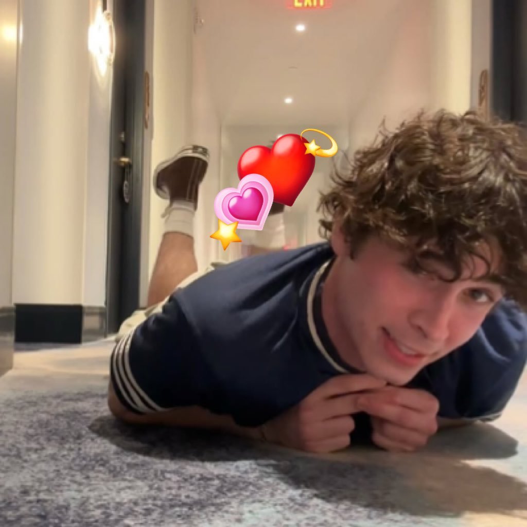 cas_o21's profile picture. 𝗆𝗎𝗌𝗂𝖼, 𝗆𝗈𝗏𝗂𝖾𝗌｜@aidan_bissett 𝗂𝗌 𝗆𝗒 𝗌𝗎𝗉𝖾𝗋𝗇𝗈𝗏𝖺☆⋆✴︎˚｡⋆ @RealChalamet ♡ @daviddamiano99