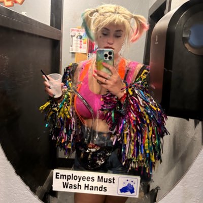 lindseyhugen's profile picture. Sad from a young age | Eclectic Kitchen Witch & Ornamental Hermit | Aries: I’m baby—tweeting like that band playing the titanic sinking into the ocean