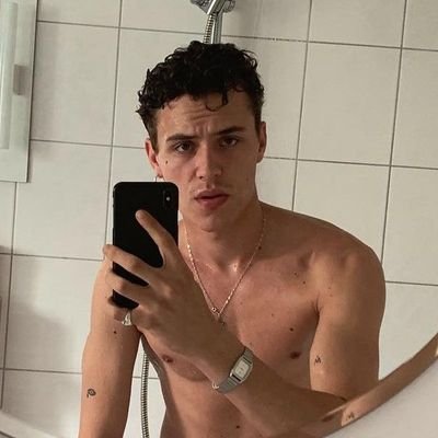 Basantor0's profile picture. maconheiro, cinéfilo e comentarista de reality.