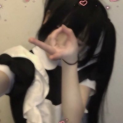 y3vzl's profile picture. 