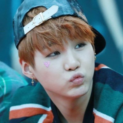 tovytc's profile picture. Kim Taehyung made me do it 💜🇨🇦 ‘80s liner • OT7 Bias:🐻🐰🐱• 🦋 https://t.co/Ql9uxKxloZ