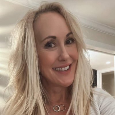 KellyBerryjwpq's profile picture. I am very friendly and loving person fell free and text me for friendship if you don’t mind 😊😍