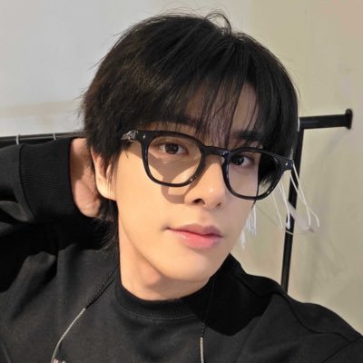 wooyomoon's profile picture. this is me trying.