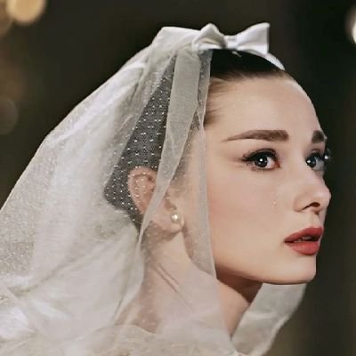 emilydickkinson's profile picture. not knowing when the dawn will come, i open every door.