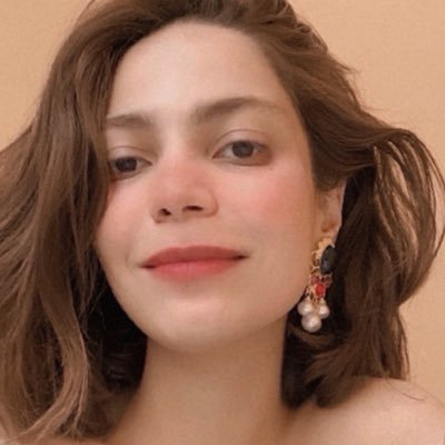 Nika_Kay_A's profile picture. Obsessed with cats, books, words and lilies | Here thinking out loud as a bilingual in FARSI & ENGLISH
