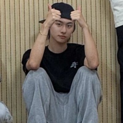 debutdavril's profile picture. 트렌드지