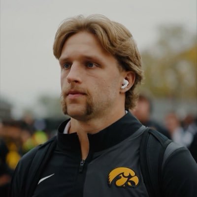 Pumpkinsburner's profile picture. 🎤👈is this thing on? // white lives matter✊🏻 // GAWKS🐤 //BEAR DOWN🐻