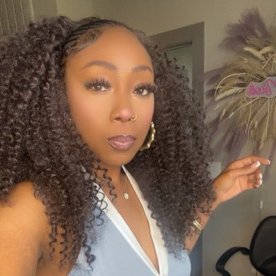 kammieg_'s profile picture. IG | _kammieg 💜🍯💰⚖️ under construction 🚧