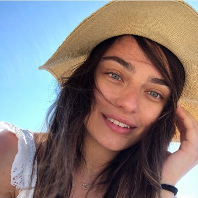 arwaturan's profile picture. "إنما الإنسان أثر ، فأحسنوا مآثركم"