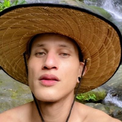 eitarenee's profile picture. Tava desocupado, então porquê não criar um perfil numa rede social tóxica?