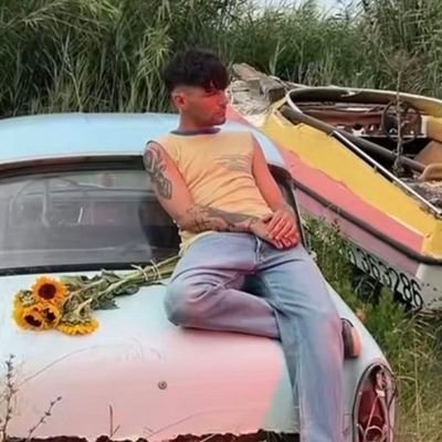 dlffrntnow91's profile picture. wonder what they'd think if they could see us now