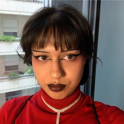 vintagecrstl's profile picture. gaucho à gros eyeliner qui fait (?) de la physique (she/her)