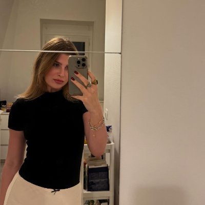 Helena_19901118's profile picture. 🇺🇸│Rose Queen│🇺🇸
“Thorns crown me, not to wound but to remind. I bloom in silence, rule with grace, and bleed beauty. A queen forged in petals and storms.”