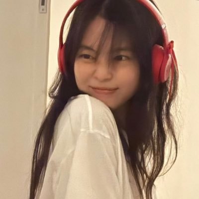 tayrosiemyoui's profile picture. meio louca, meio centrada