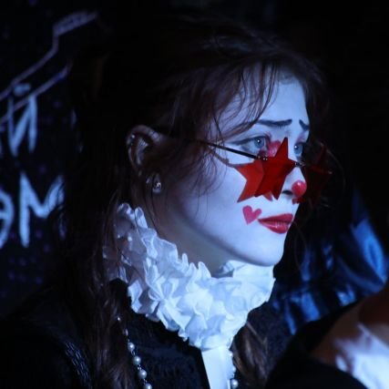 MaillotChorier's profile picture. Чуть качаясь на жёлтых волнах
моя хижина тронулась в путь по великой реке
опускаясь до дельты
за которой, быть может, мы станем с тобою одно