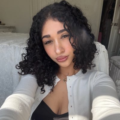 prettyemily101's profile picture. Let’s smoke,get high and do naughty stuff🤤👅