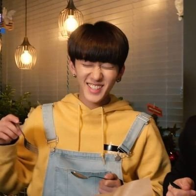 yas_miimCB97's profile picture. Deitadinha nos peitão do Changbin enquanto choro por banda morta e personagens fictícios.          20y.            SKZ/1D/MARVEL.