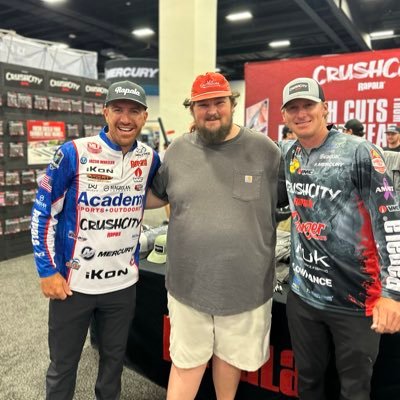 loganjameson101's profile picture. Guns Up