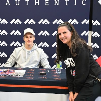 val_anton's profile picture. 💙🤍❤️