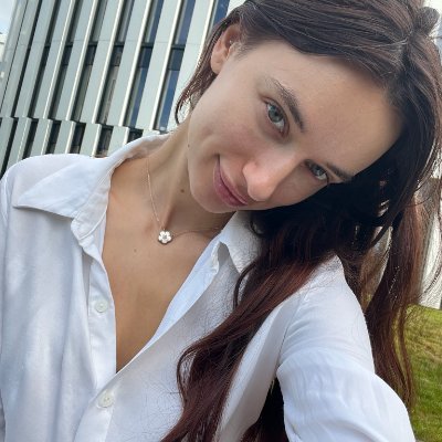 _glorialilyx's profile picture. Internationally published fine-art model. Your daily dose of beauty🌹👇🏽