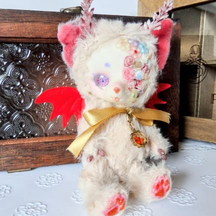 YLM16YosRj20960's profile picture. minneにてアートドール製作してます。販売してるアートドールの紹介などのせてきます。
ハンドメイドするのが好きで、稼働できるドールとかも大好き
アニメや漫画も好きなので、推し等の自作ものや好きなものをつぶやいたり？ただいまの推し、ミルサブのサイボーグ達。マックス好き。
minneのショップページのURLのせときます。