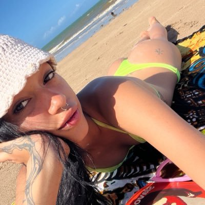 webdiva_cris's profile picture. real ganja girl