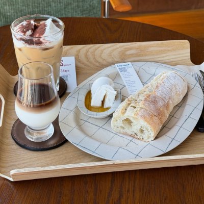 bpmartinfe's profile picture. 最近カリフォルニアから戻ってきて、あの陽光は日々をもっと明るく生きる方法を教えてくれた。
誰にも邪魔されない時間に、コーヒーを飲んだり考え事をしたりします。☕
静かで、少し寂しい生活でも、いいですね。🍭