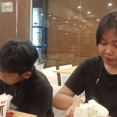 wanitarajawali's profile picture. Hidup jangan serius banget