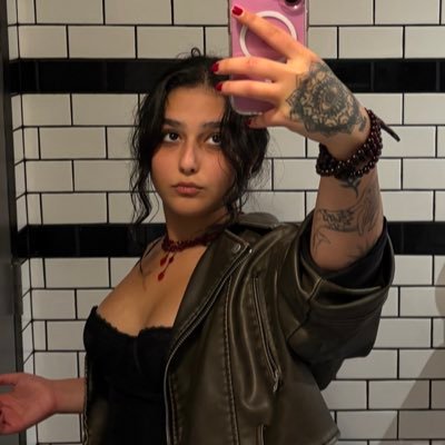 cattmamma's profile picture. خارج از میانه.