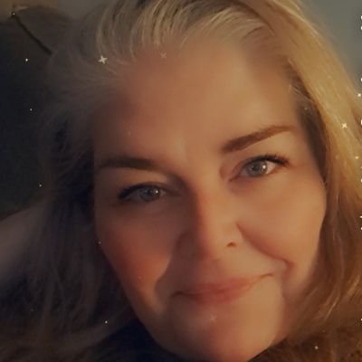 Elkinra2's profile picture. VROUW: ZIJ & HAAR! Moeder & Oma 🩵 Vrije ziel. Verbinding. Theaterdier. Natuurlijke genezing dus ongevaxt. Organiseer de leukste TweetUps. Twitter niet X.