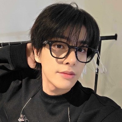 acvioz's profile picture. Illusoire : From his dapper style to his magnetic presence, he exudes pure allure.