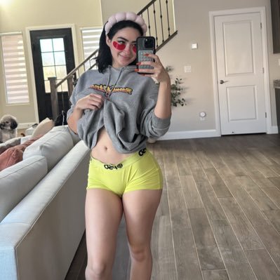 Jaileenpax1's profile picture. Keep loving and make more friends it’s better than to hate your neighbors