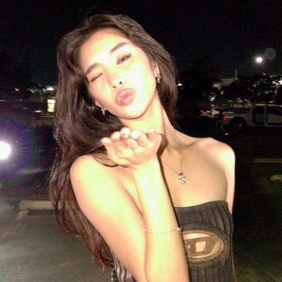 imbehindthemall's profile picture. auroras and sad prose