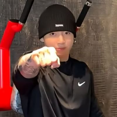 AdrianeTom81729's profile picture.