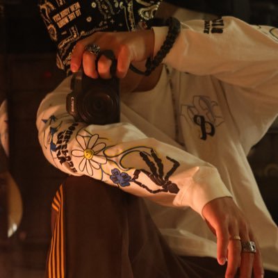 J35769696969's profile picture. 1999｜長髮狼尾｜新竹以北｜小眼睛單眼皮｜工程師｜愛拍照｜會唱歌｜喜跳舞