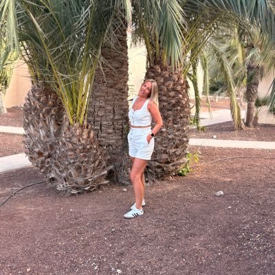 Katetee33's profile picture. 