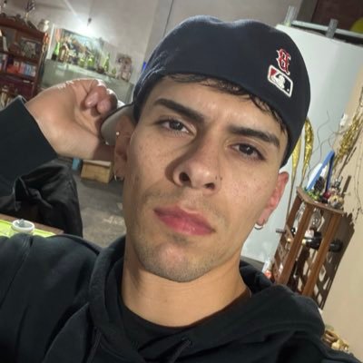 agusquintero32's profile picture. pa atras ni el peinado