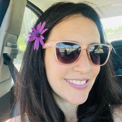 shoffi_com's profile picture. Madre, Periodista y Corresponsal de Defensa independiente, amante de mi país 🇨🇱y orgullosa de los emprendedores que tiene… bruja 🧙