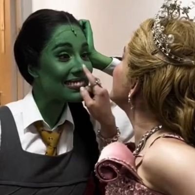 Madizzini013's profile picture. Dependente química de musicais,divas pop e creepypasta | #1 Gelphie shipper daughter
                                     ''On Wednesdays we wear pink'' MM 2004