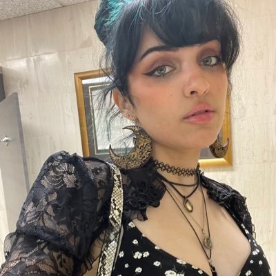 Akwrdlizardd's profile picture. 31 ♌️ | Free Palestine 🇵🇸🔻🍉 | she/her | chronically ill and doing my best to keep masking 😷 | eras Chicago n2, Detroit n1, NOLA n1