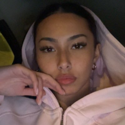 larapittet's profile picture. 